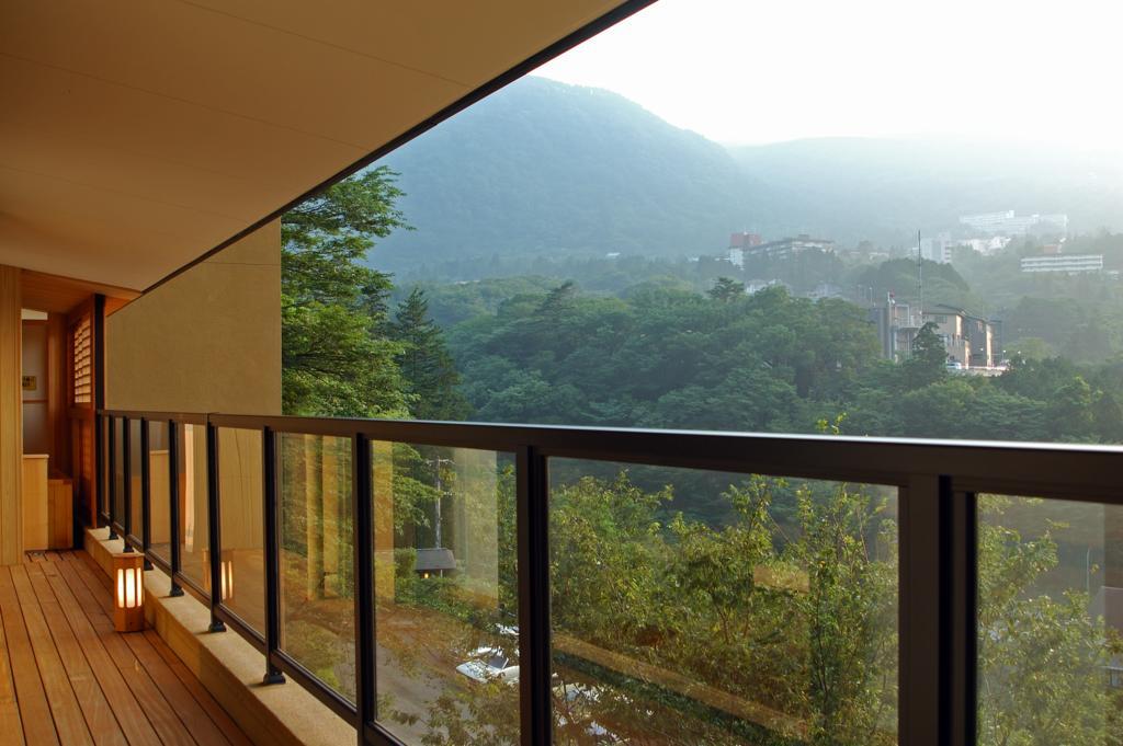 Hotel Hakone Tokinoshizuku Exteriér fotografie A glass balustrade