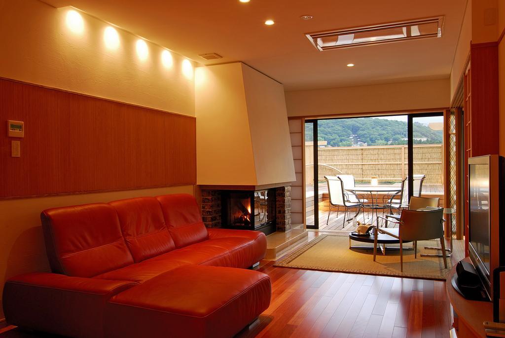 Hotel Hakone Tokinoshizuku Pokoj fotografie A living room with a fireplace
